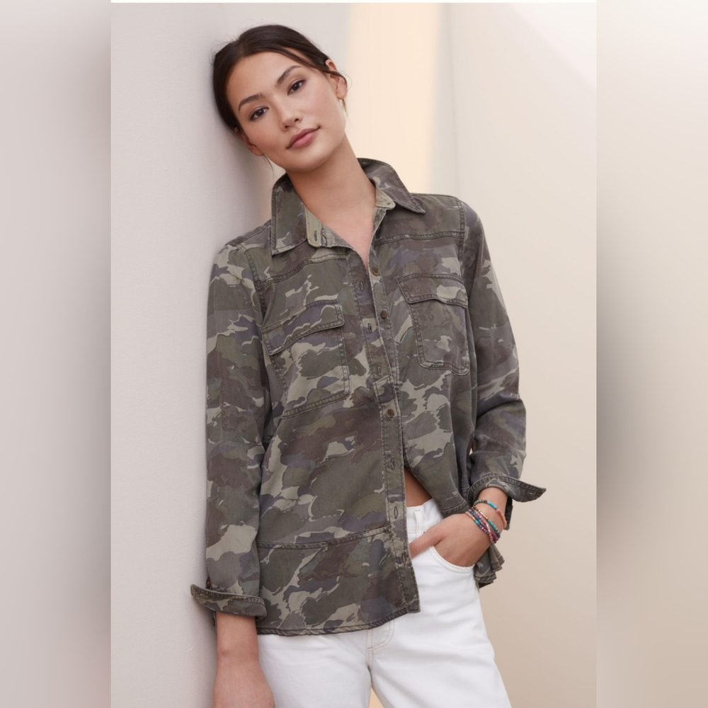 NWOT Anthropologie Women's Flounce Camouflage Button Down Top, Size 4.